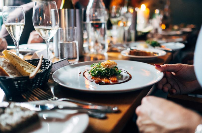 Group of restaurant diners around a restaurant table